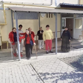 Oameni ca noi: Ana-Maria Osvath, beneficiară a Adăpostului de noapte Satu Mare, s-a mutat în căsuța sa